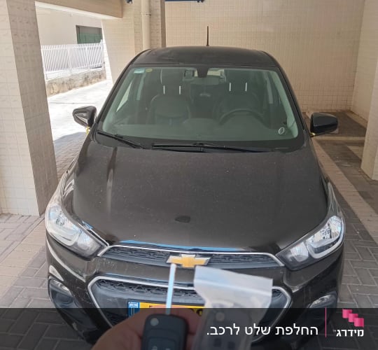 מכונית שחורה עם מפתח רכב ביד